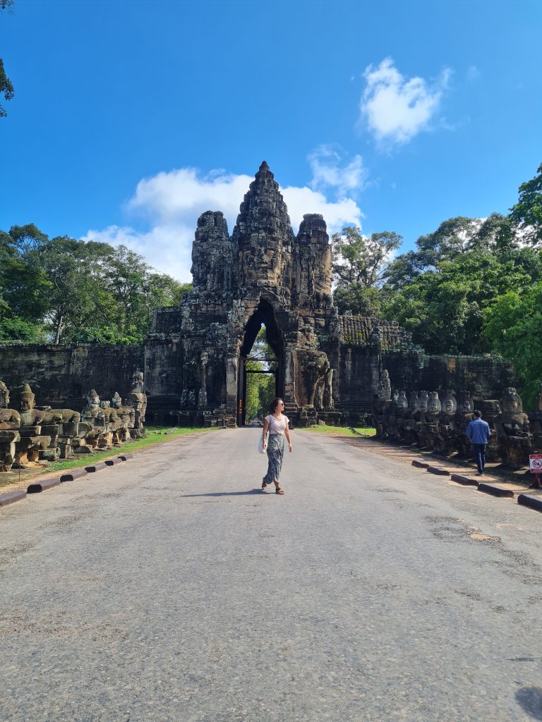 Angkor Wat (Cambodia) Costs and 7 amazing temples you can’t miss! tonle om gate